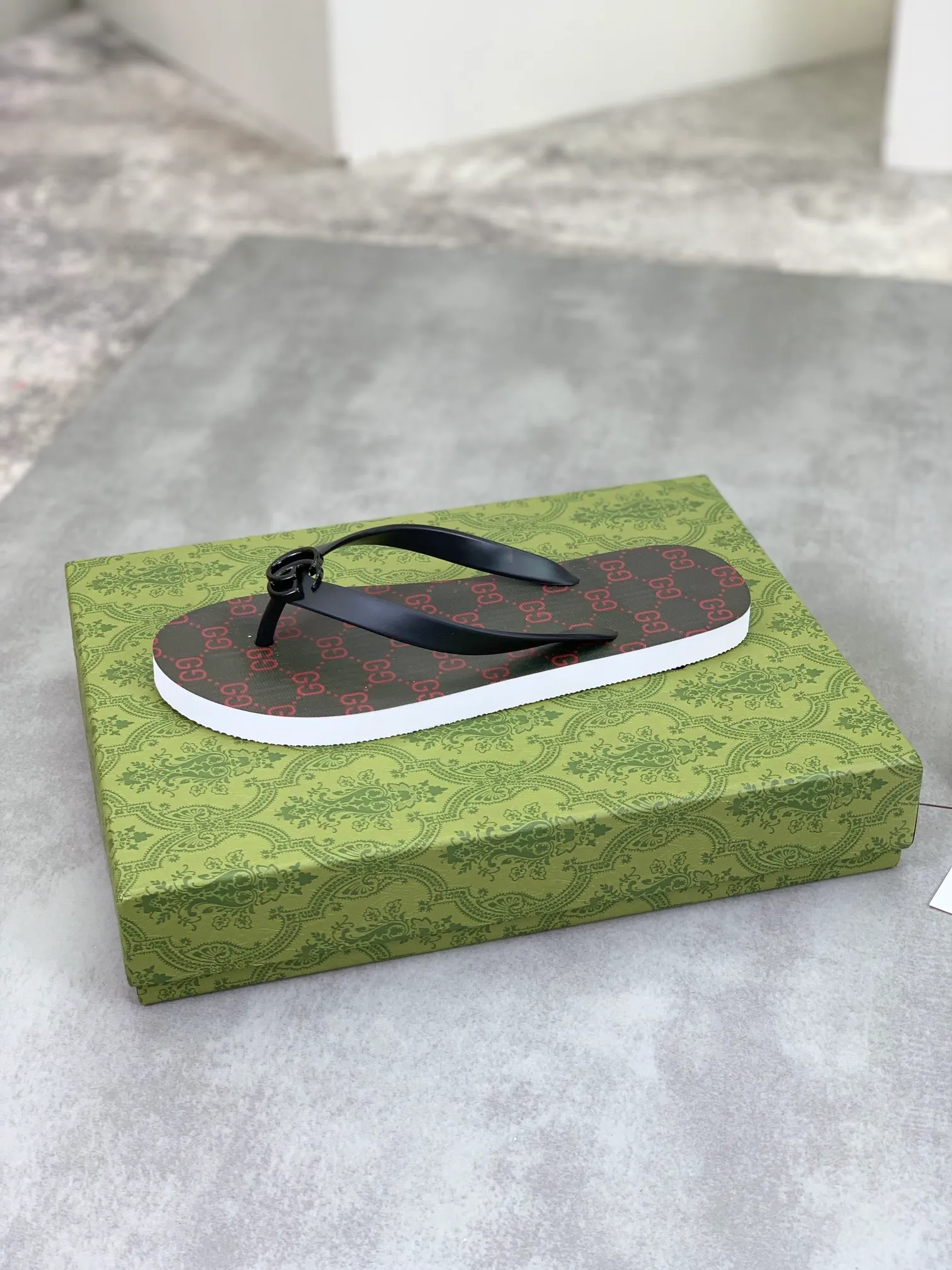 Men's men's shoes 💰P220💰【New style】🆘【GUCCI】Official website's popular Gucci adult couple 🧑‍🤝‍🧑 style, children's flip-flops are on sale at the counter simultaneously! Original fabric imported from Italy. Original bottom provided by the original factory. Size: Adult 36-45. Children’s size: 30-37. Multiple colors available.